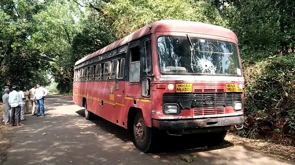 सोनवडे येथे एसटीवर अज्ञात व्यक्तींनी केली दगडफेक