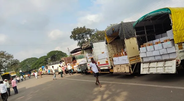 गूळ सौदे बंद, बाजार समितीत तणाव