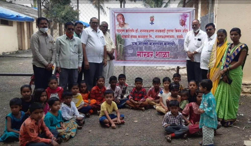 हुतात्मा कार्यस्थळावर ऊसतोड मजुरांच्या मुलांसाठी साखर शाळा सुरू