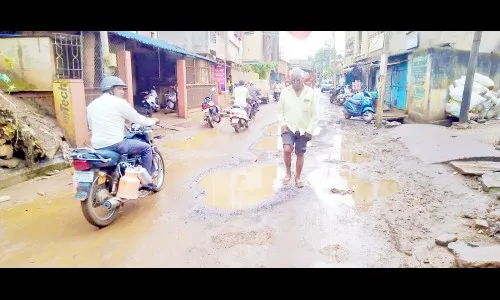 खासबाग परिसरातील रस्त्याची दुरवस्था