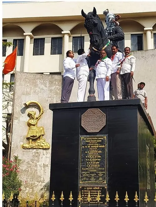 इस्लामपुरात राष्ट्रवादीतर्फे छत्रपती शिवरायांच्या पुतळ्यास दुधाचा अभिषेक