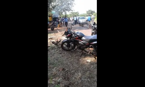 टेम्पोच्या धडकेत रस्ता कामगारांच्या दोन मुलींचा दुर्दैवी मृत्यू