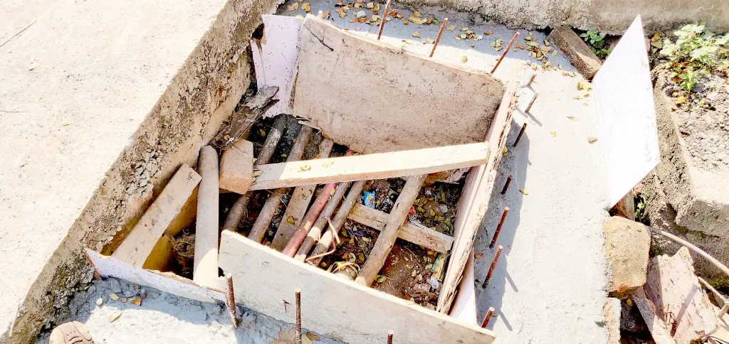 स्मार्ट फुटपाथवर धोकादायक चेंबर