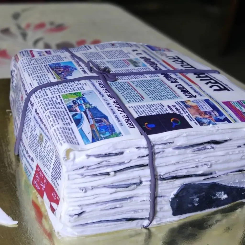 ‘वृत्तपत्राचा केक’ वाढदिवसाला अनोखी भेट …!