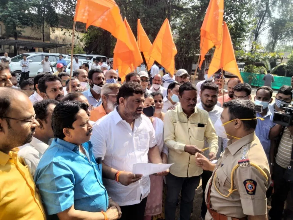 हल्ला प्रकरणी शिवसैनिकांनी पोलीस ठाणे गाठले