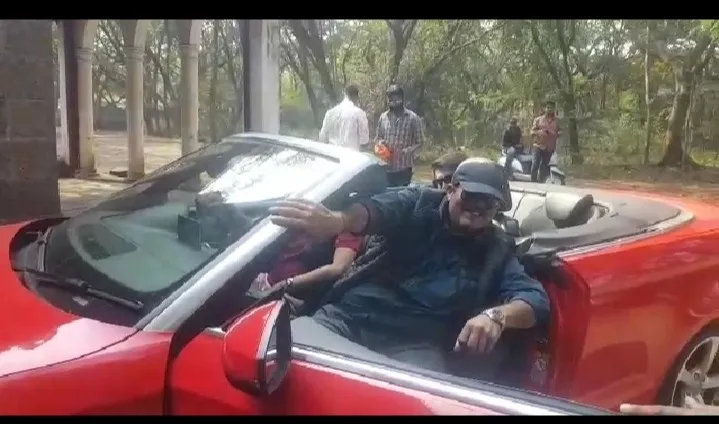 खा. उदयनराजेंनी ओपन गाडीतून मारली रपेट