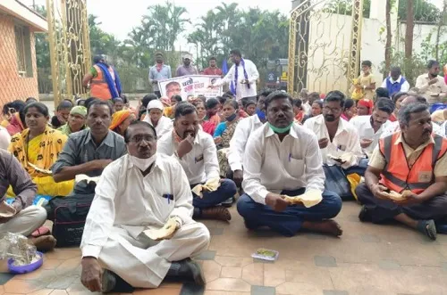 बांधकाम कामगारांचे पालकमंत्र्यांच्या घरासमोर खर्डा-भाकरी आंदोलन