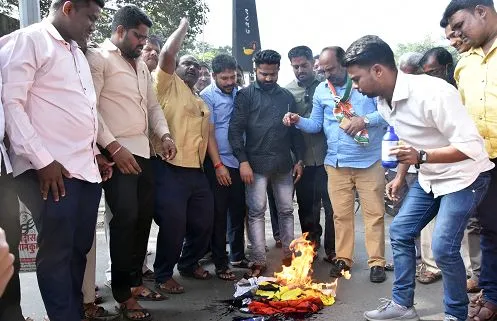 कोल्हापूर : शिवपुतळा विटंबना करणाऱ्याला तत्काळ अटक करा; सर्वपक्षीय संघटनांची मागणी