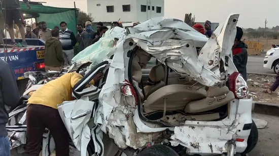 अक्कलकोट-सोलापूर महामार्गावर कुंभारीजवळ भीषण अपघात, ६ जण जखमी