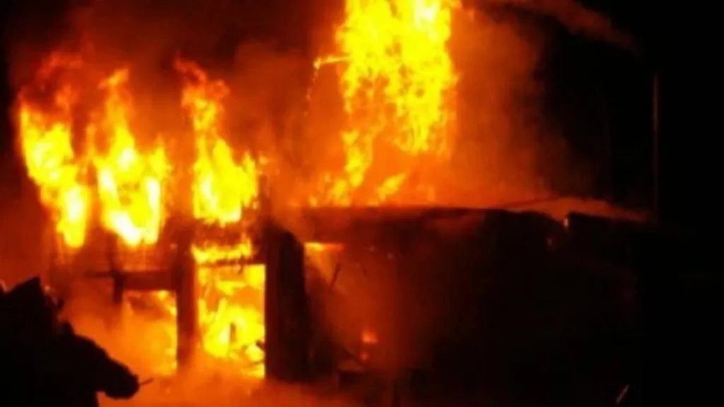 भिवंडीत तीन फर्निचर गोदामे जळून खाक