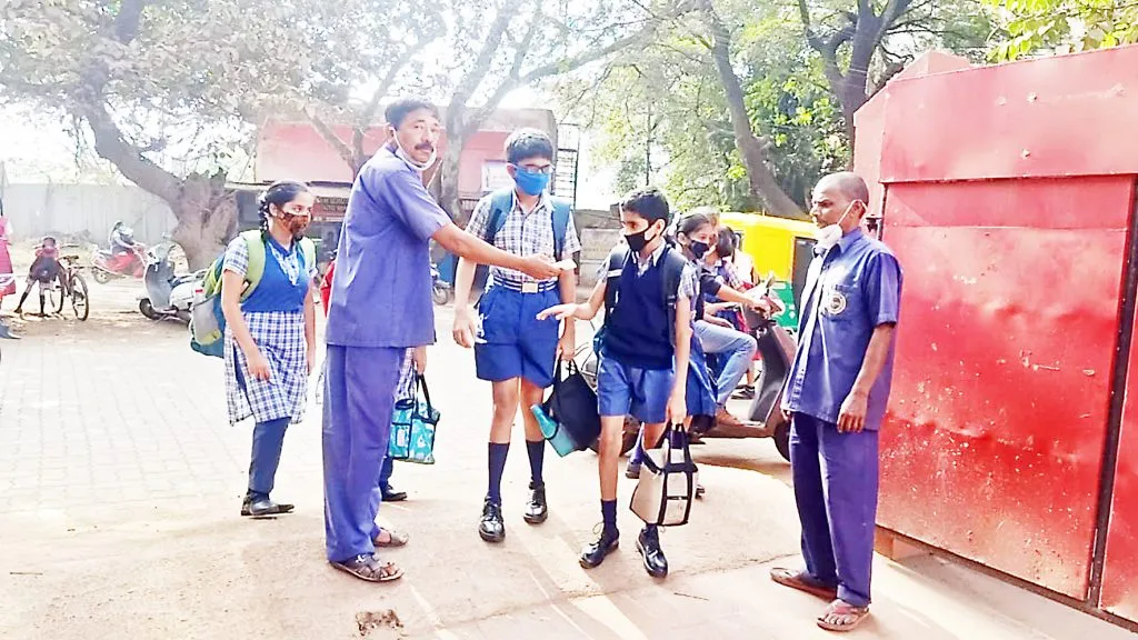 विद्यार्थ्यांत उत्साह,पालकांत हुरहुर