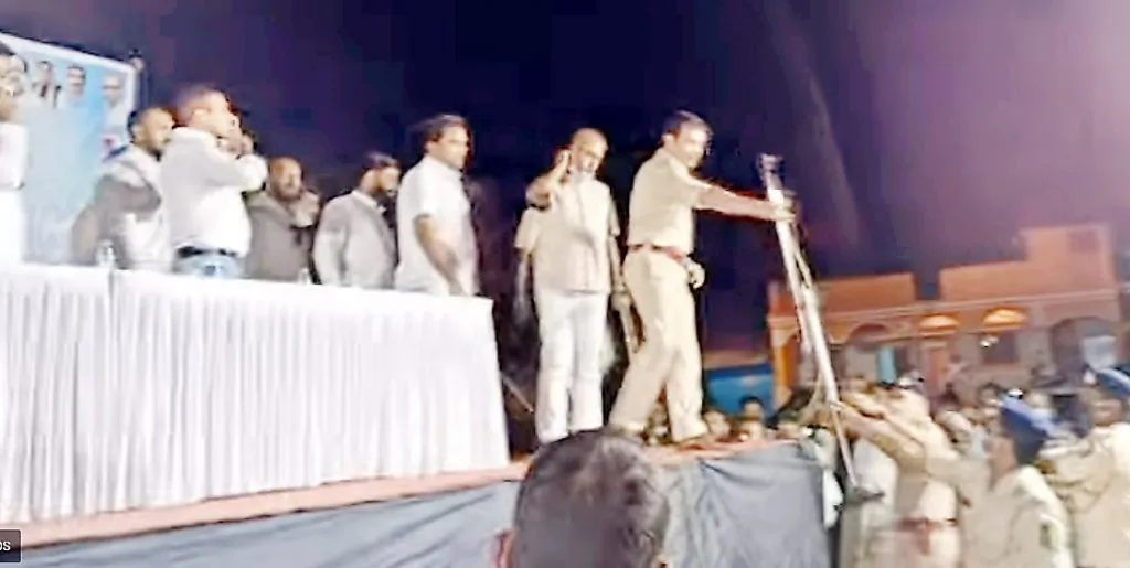 काँग्रेसच्या अल्पसंख्याक प्रमुखाची सभा पोलिसांनी बंद पाडली