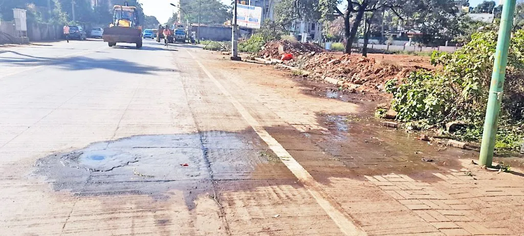 अनगोळ मुख्य रस्त्यावर व्हॉल्वला गळती