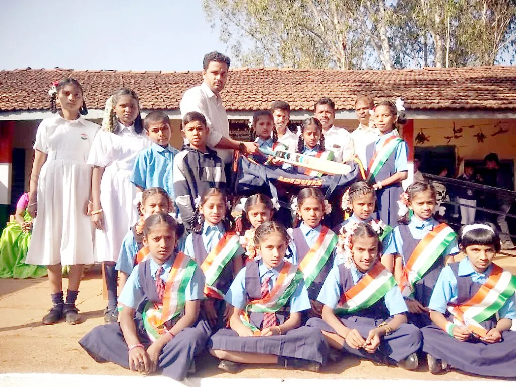 मेक देम स्माईल फौंडेशनतर्फे बेळगाव ग्रामीण क्रिकेट अकादमीला किट वाटप