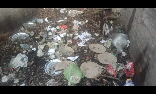 प्रांत कार्यालय परिसरात अस्वच्छेमुळे प्रचंड दुर्गंधी