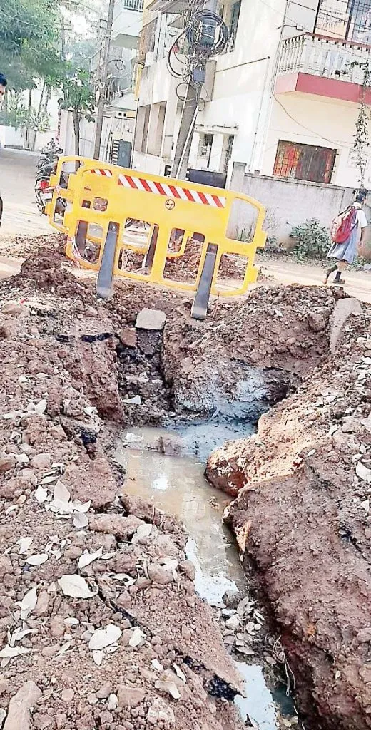 आनंदनगरातील डेनेजवाहिनी दुरुस्तीकडे दुर्लक्ष
