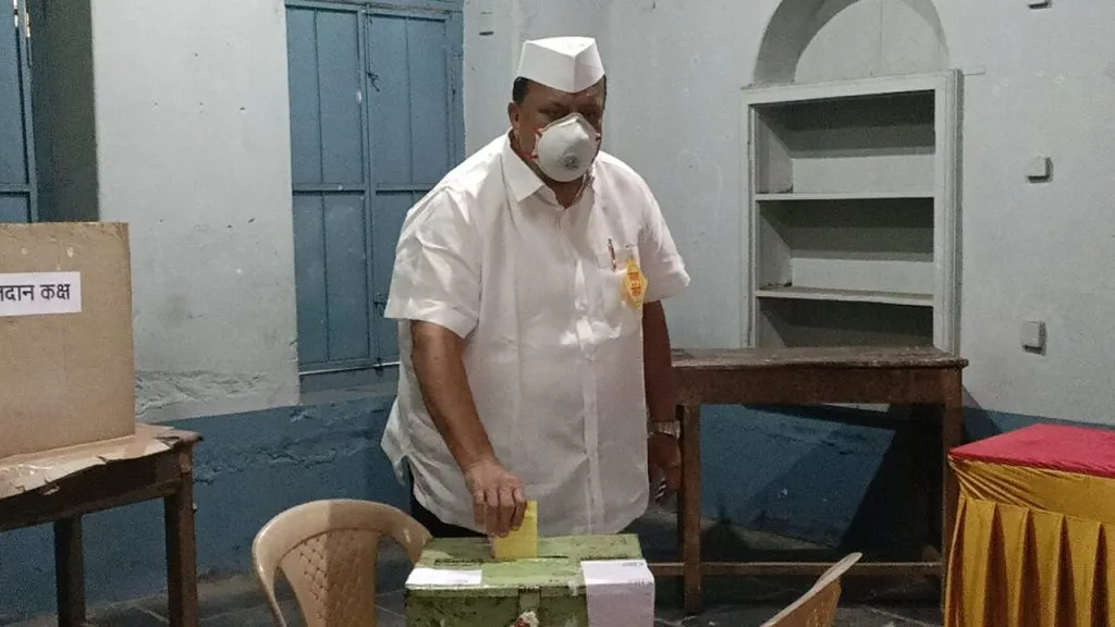 जिल्हा बँकेसाठी मंत्री मुश्रीफांनी बजावला मतदानाचा हक्क