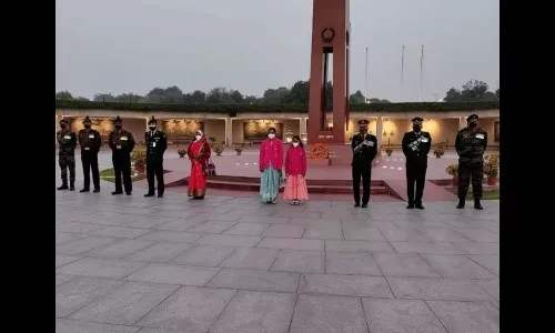 युद्धस्मारक ठिकाणी हुतात्मा पित्याला वाहिली श्रद्धांजली