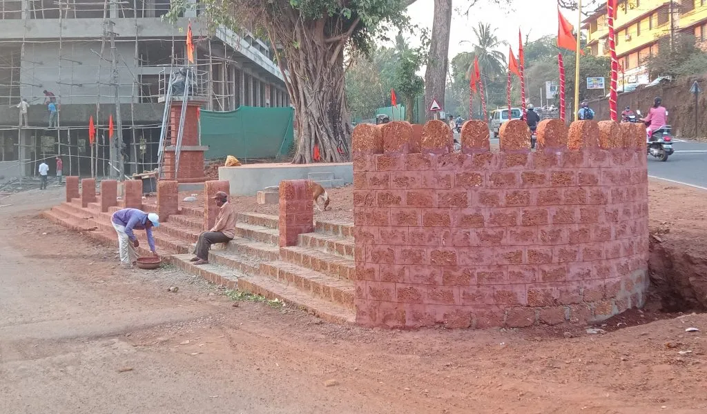 विठ्ठलापूर साखळीत भवानी मातेच्या चरणापाशी छत्रपतींचा पुतळा