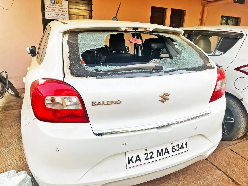 हिंदवाडी येथे कारवर दगडफेक