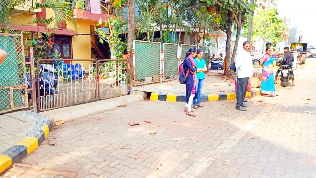 प्रवाशांच्या गैरसोयीसाठी बसविले टोकेरी दगड!