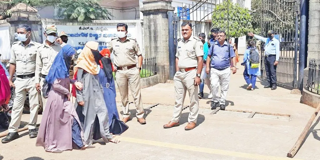 परीक्षा नको, पण हिजाब हवा