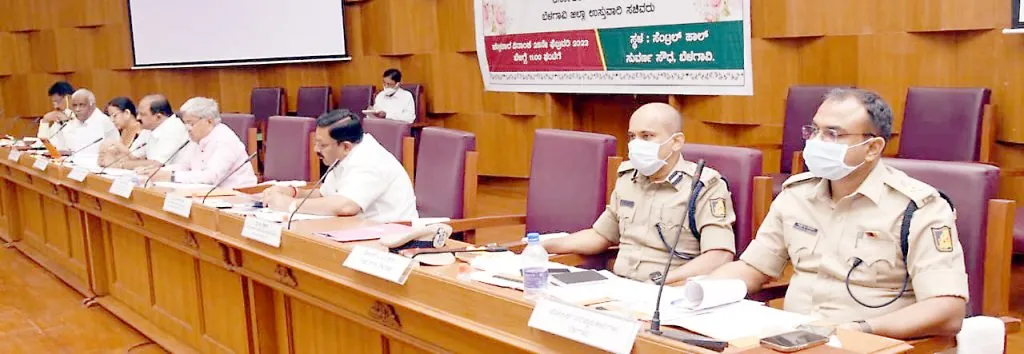 विकास आढावा बैठकीत अधिकाऱयांची झाडाझडती