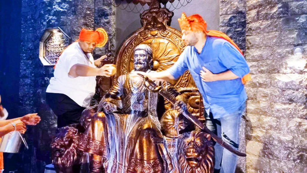 शुभम शेळके, अंकुश केसरकर यांची सावगावला भेट