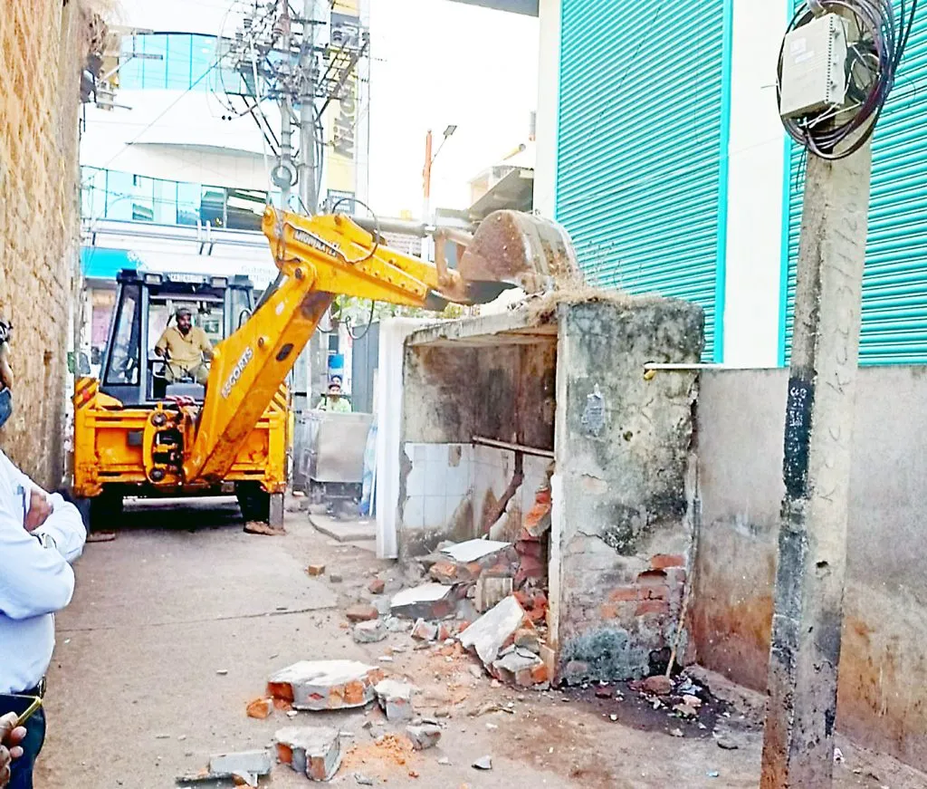 रामदेव गल्लीतील स्वच्छतागृह हटविले