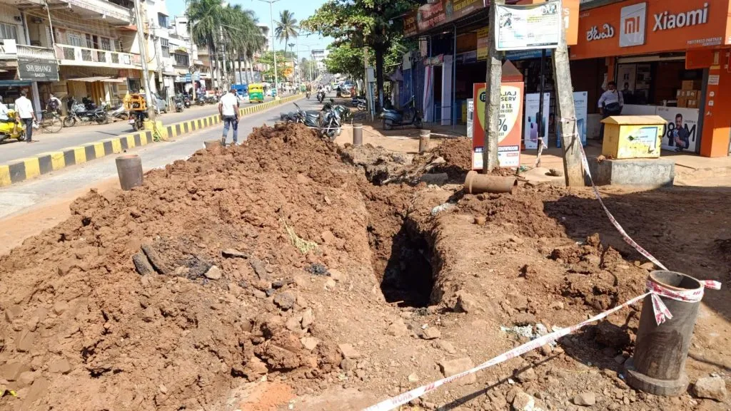 एसपीएम रोडशेजारी खोदाईसत्र