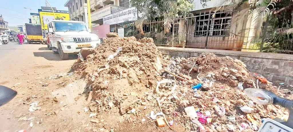 कचऱयाचे ढिगारे हटविण्याकडे दुर्लक्ष