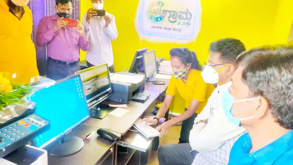 ‘ग्राम-वन’ सेवा केंद्रांना जिल्हाधिकाऱयांची भेट