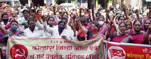 आशा वर्कर्सचा महापालिकेवर लाटणे मोर्चा