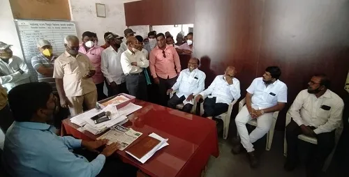 महावितरणच्या अधिकाऱ्यांना शेतकऱ्यांचा घेराव