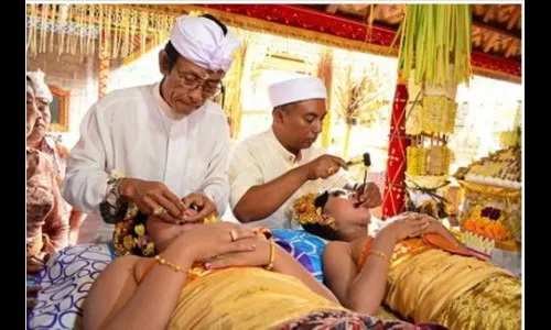 इंडोनेशियातील गावात दातांसंबंधी अजब प्रथा