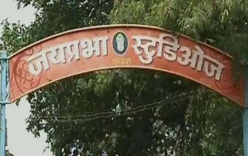 एरव्ही एकी जाते तरी कोठे?