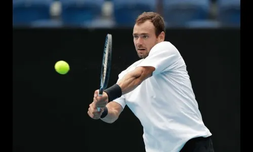 ग्रीकच्या सिटसिपेसचे आव्हान समाप्त