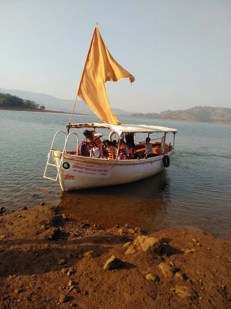 खिरखंडीतील मुलींना मिळाली यांत्रिक बोट