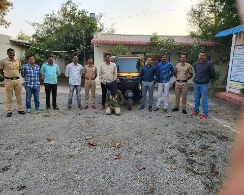 चाकूचा धाक दाखवून रिक्षा चालकास लुबाडले