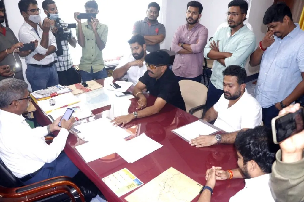 राज्यातील रस्ते दुरुस्त करा अन्यथा आंदोलन करणार