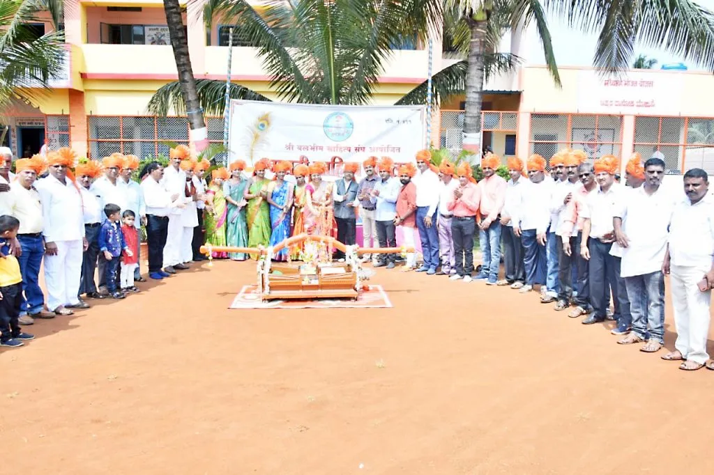 स्थळ-काळानुसार साहित्य बदलते!