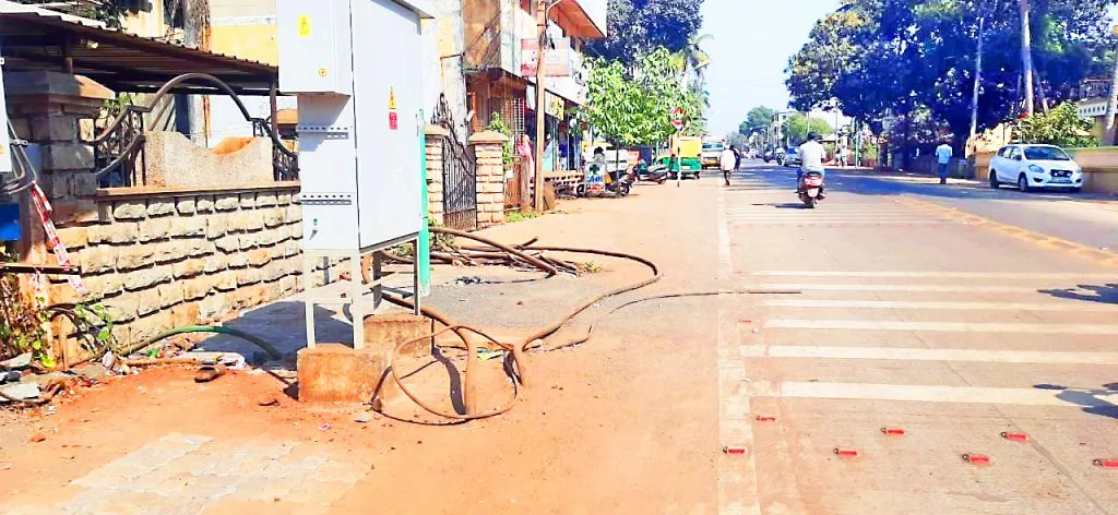 अनगोळ रस्त्याच्या फुटपाथचे काम अर्धवटच