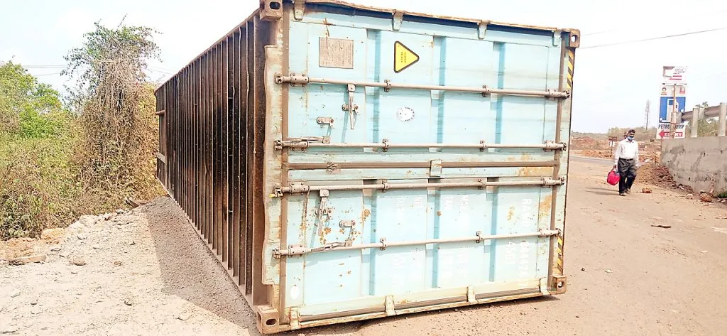 मालपे येथे मालवाहू कंटेरला अपघात कंटेरचा दर्शनी भाग दरीत कोसळला