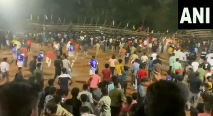 फुटबॉलच्या सामन्यादरम्यान कोसळली प्रेक्षक गॅलरी, 200 हून अधिक जखमी