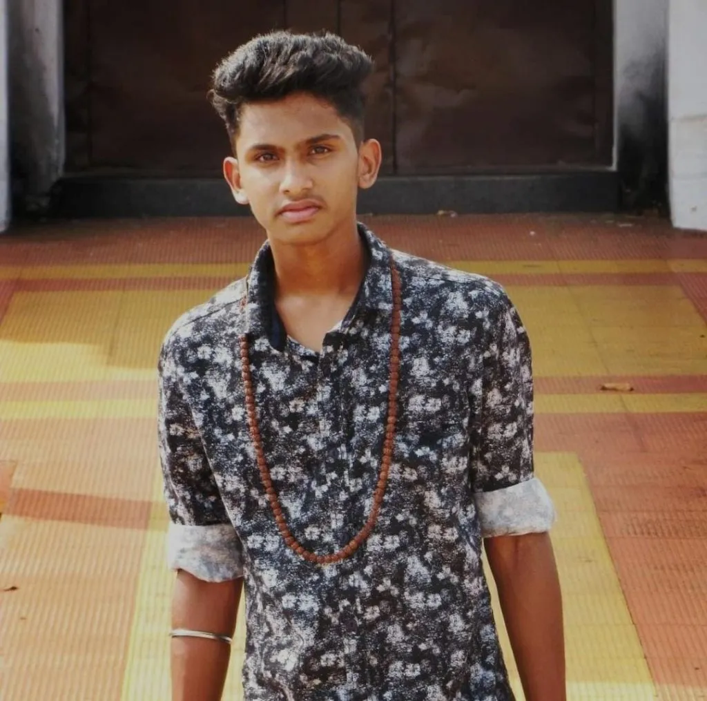 केटीएम दुचाकीची बसला धडक