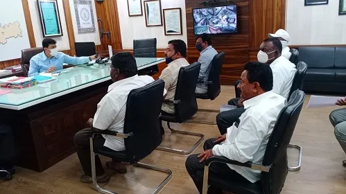 शहीद रोमित चव्हाण यांच्या कुटुंबाला आर्थिक मदत मिळणार – जिल्हाधिकारी