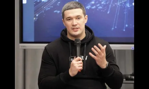 युक्रेनचा मंत्री लढतोय डिजिटल युद्ध