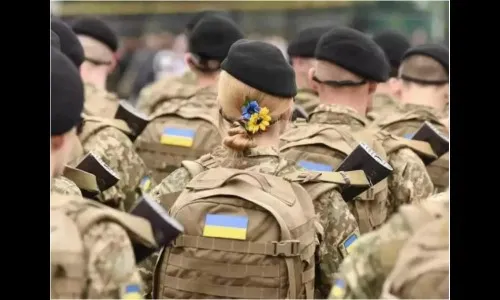 सूर्यफुल माळून निघाली ‘ल्यूडमिला’