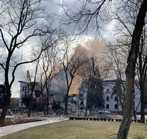 युक्रेनमध्ये थिएटरवर बॉम्बहल्ला, तब्बल १२०० जण दबल्याची शक्यता