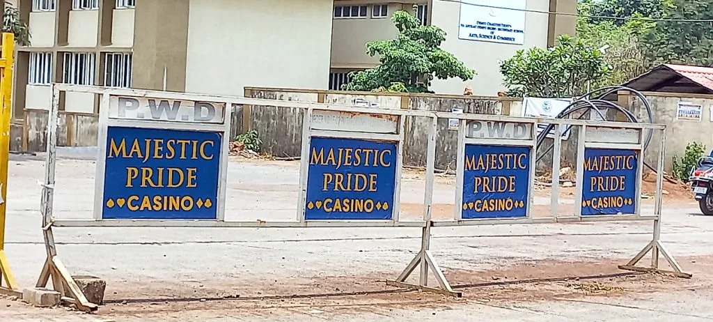 कुजिरा-बांबोळी शैक्षणिक संकुल परिसरात कॅसिनोचे जाहिरात फलक